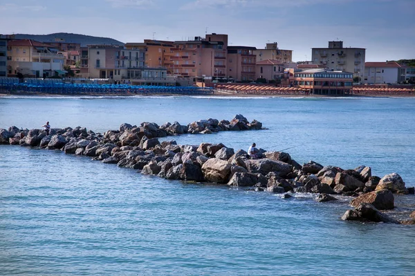 San Vincenzo, Livorno, Toskánsko, Itálie - vstup do přístavu o — Stock fotografie