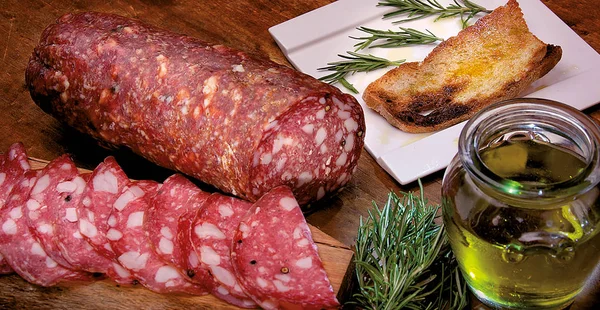 Tuscan salami, olive oil with rosemary and toast for typical Ita — Stock Photo, Image