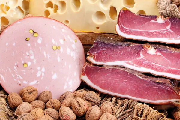 Італійський шинки, mortadella, Швейцарський сир і волоські горіхи — стокове фото