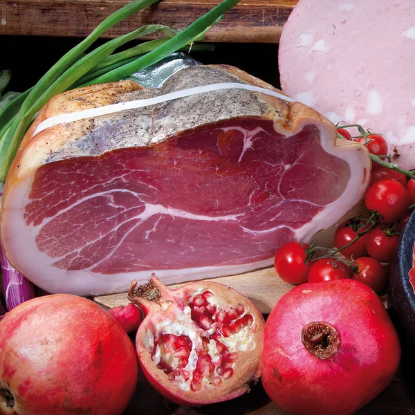 Italiensk skinka med granatäpplen — Stockfoto