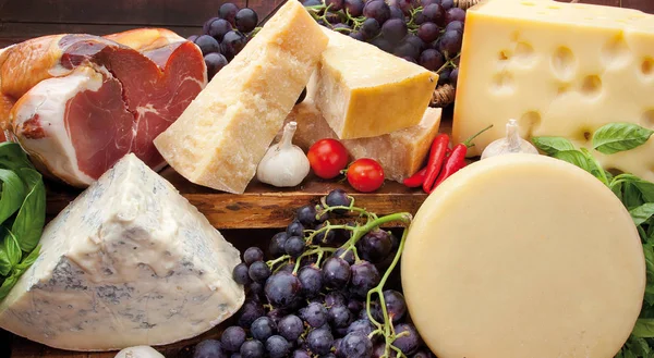 이탈리아 햄, 치즈, 붉은 포도 — 스톡 사진
