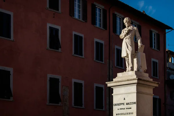 Estátua de Giuseppe Mazzini em Pisa, Toscana, Itália — Fotografia de Stock