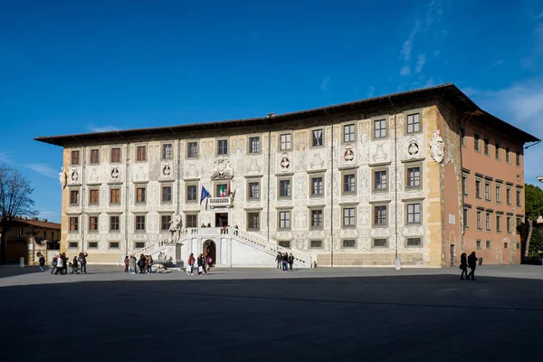 Pisa, Itália - Escola Normale Sant Anna na Praça Cavalieri — Fotografia de Stock