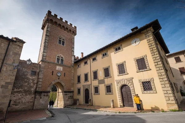 Bolgheri, Leghorn, Toscana - A pequena aldeia e arco medieval — Fotografia de Stock