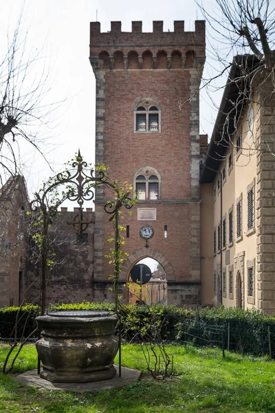 Bolgheri, Livorno, Toskana - küçük köy ve Ortaçağ arch — Stok fotoğraf