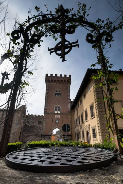 Bolgheri, Leghorn, Toskánsko - malé vesnice a středověké klenby — Stock fotografie