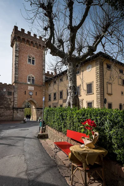 Bolgheri, Leghorn, Toscana - A pequena aldeia e arco medieval — Fotografia de Stock