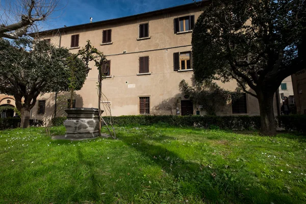 Bolgheri, Livorno, Toscana - a kis falu és a középkori boltív — Stock Fotó