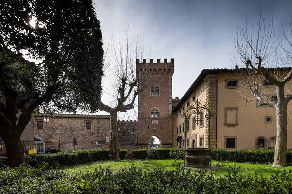 Bolgheri, Leghorn, Toscana - A pequena aldeia e arco medieval — Fotografia de Stock