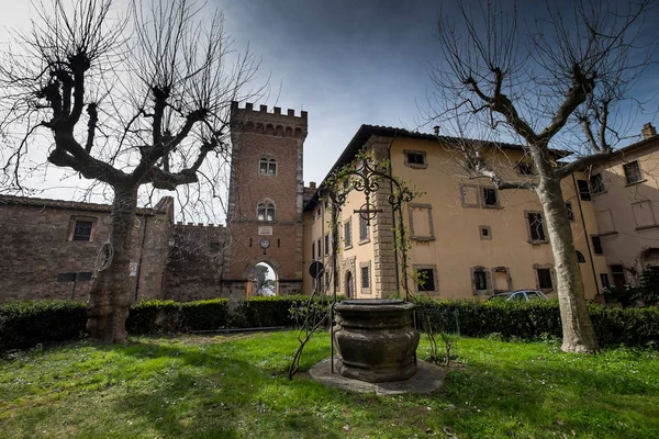 Bolgheri, Livorno, Toscane - het kleine dorp en middeleeuwse boog — Stockfoto