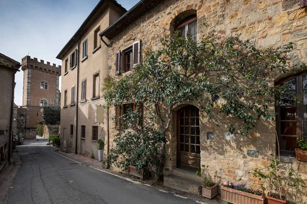 Bolgheri, leghorn, toskana - das kleine dorf und der mittelalterliche bogen — Stockfoto