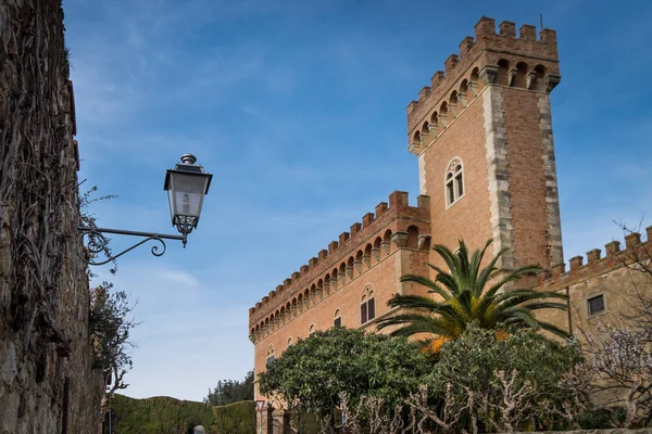 Bolgheri, Leghorn, Toscana - A pequena aldeia e arco medieval — Fotografia de Stock