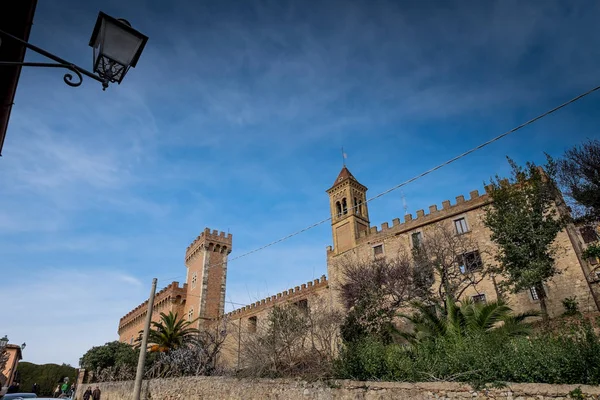 ボルゲリ、リボルノ、トスカーナの小さな村と中世のアーチ — ストック写真