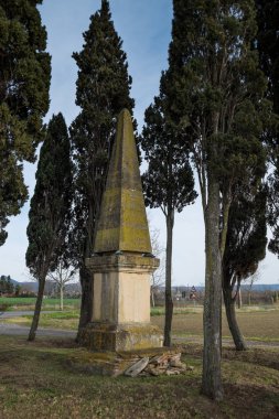 Bolgheri, Livorno - Dikilitaş şair Carducci sa anısına