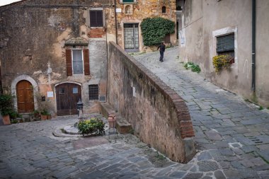 Castagneto Carducci, Livorno, İtalya - tipik ortaçağ sokaklarında 