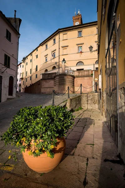 Castagneto Carducci, Leghorn, Itália - A rua principal Guglielmo Marconi — Fotografia de Stock