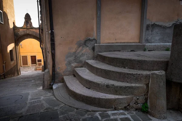 典型的中世纪街道里窝那，意大利-Castagneto 卡尔杜齐 — 图库照片