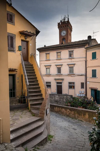 Castagneto Carducci, Leghorn, Itálie – městská radnice a věž — Stock fotografie