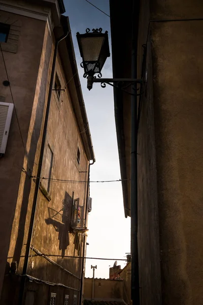 Castagneto Carducci, Livorno, İtalya - tipik ortaçağ sokaklarında tarihi merkezi — Stok fotoğraf