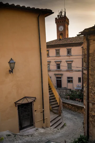 Castagneto Carducci, Leghorn, Italia - El ayuntamiento y la torre —  Fotos de Stock