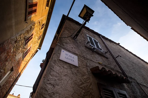 Castagneto carducci, leghorn, italien - scala santa, typische mittelalterliche Straßen im historischen Zentrum — Stockfoto
