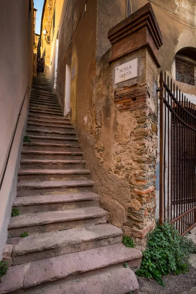 Castagneto Carducci, Leghorn, Itália - Scala Santa, ruas medievais típicas no centro histórico — Fotografia de Stock