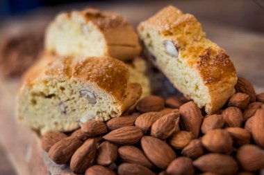 Tatlı bisküvi cantuccini badem ile