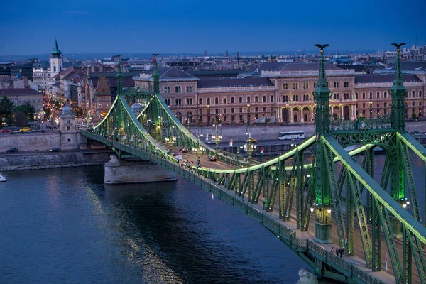 Hlavní město Maďarska křižuje řeku Dunaj Budapešť — Stock fotografie