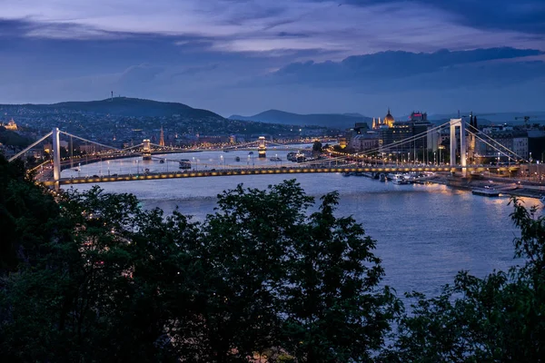 Budapeste a capital da Hungria atravessada pelo rio Danúbio — Fotografia de Stock