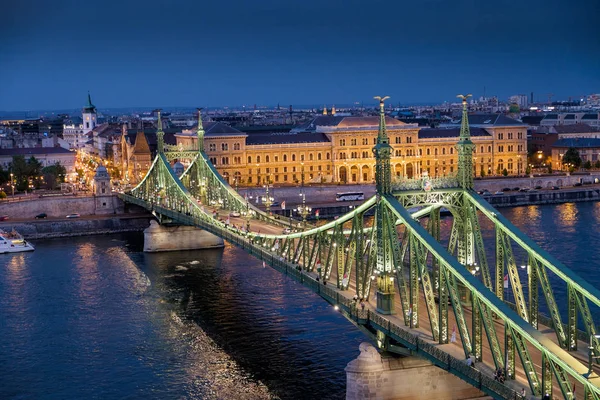 Hlavní město Maďarska křižuje řeku Dunaj Budapešť — Stock fotografie