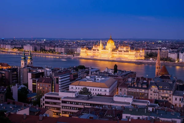 Budapest Ungerns huvudstad korsas av floden Donau — Stockfoto