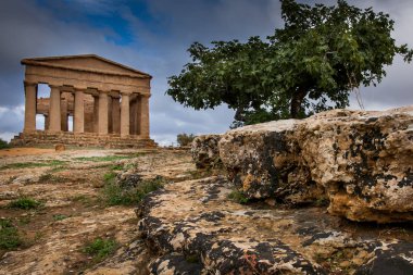 Agrigento, İtalya - 15 Ekim 2009: Agrigento, Sicilya dışında tapınak vadisinde antik Yunan Simgesel Yapı