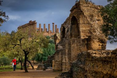 Agrigento, İtalya - 15 Ekim 2009: Agrigento dışında tapınak vadisinde antik Yunan Simgesel Yapı