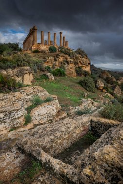 Agrigento, İtalya - 15 Ekim 2009: Agrigento dışında tapınak vadisinde antik Yunan Simgesel Yapı