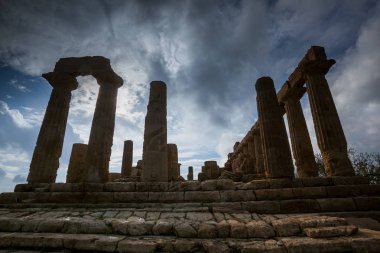 Agrigento, İtalya - 15 Ekim 2009: Agrigento dışında tapınak vadisinde antik Yunan Simgesel Yapı