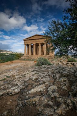 Agrigento, İtalya - 15 Ekim 2009: Agrigento dışında tapınak vadisinde antik Yunan Simgesel Yapı