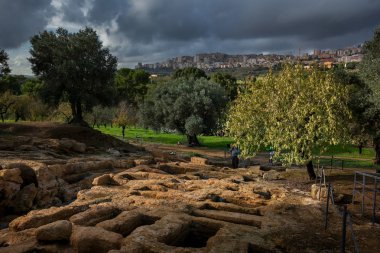 Agrigento, İtalya - 15 Ekim 2009: Agrigento dışında tapınak vadisinde antik Yunan Simgesel Yapı