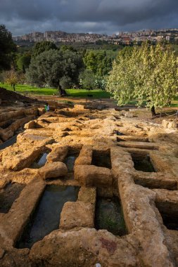 Agrigento, İtalya - 15 Ekim 2009: Agrigento dışında tapınak vadisinde antik Yunan Simgesel Yapı