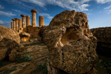 Agrigento, İtalya - 15 Ekim 2009: Agrigento dışında tapınak vadisinde antik Yunan Simgesel Yapı,