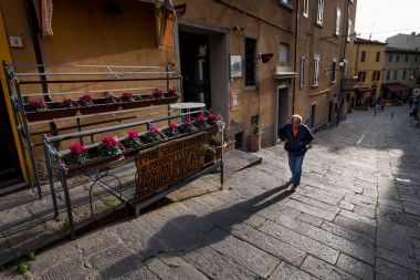 Castagneto Carducci, 12 Mart 2017: Livorno, İtalya - ana cadde Guglielmo 