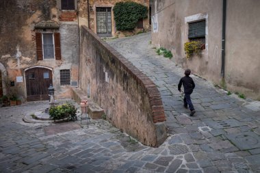 Castagneto Carducci, 12 Mart 2017 - Livorno, İtalya - tipik ortaçağ sokaklarında 
