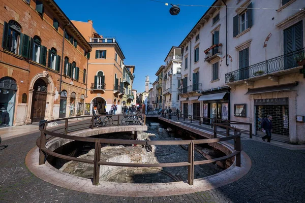 Verona, Itálie - 04 duben 2017: Panoráma města Verona, Veneto — Stock fotografie