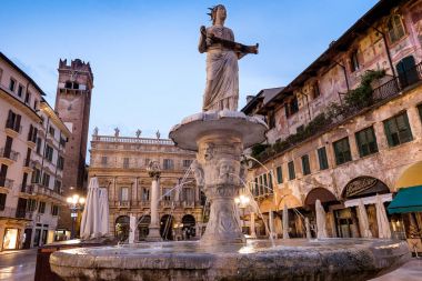 Verona, İtalya - 04 Nisan 2017: Cityscape Verona, Veneto