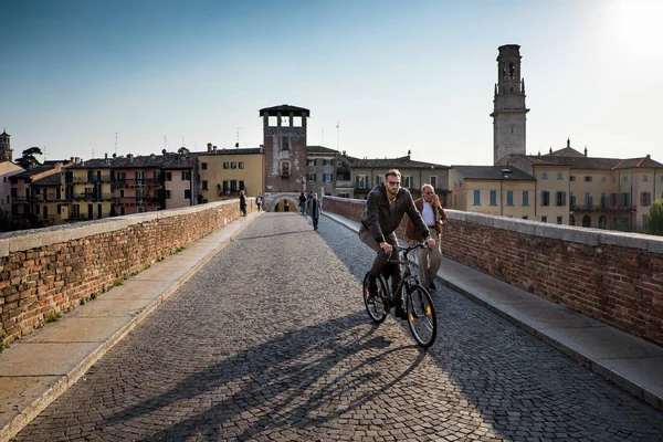 VERONA, Italia - 04 de abril de 2017: Paisaje urbano de Verona, Veneto —  Fotos de Stock