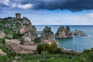 Faraglioni ve güzel denizde Scopello, Sicilya, İtalya