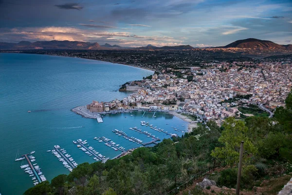 Vista panorámica de Castellamare del Golfo en Sicilia —  Fotos de Stock