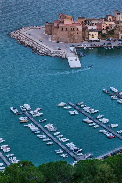 Panoramatický pohled z Castellamare del Golfo v Sicílii — Stock fotografie
