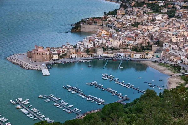 Vista panorámica de Castellamare del Golfo en Sicilia —  Fotos de Stock