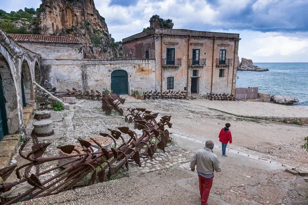 Tonnara in scopello mit antiken ankern, sizilien, italien — Stockfoto