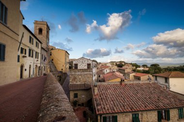 Antik köy görünümünü Montescudaio, Pisa, Toskana, İtalya,